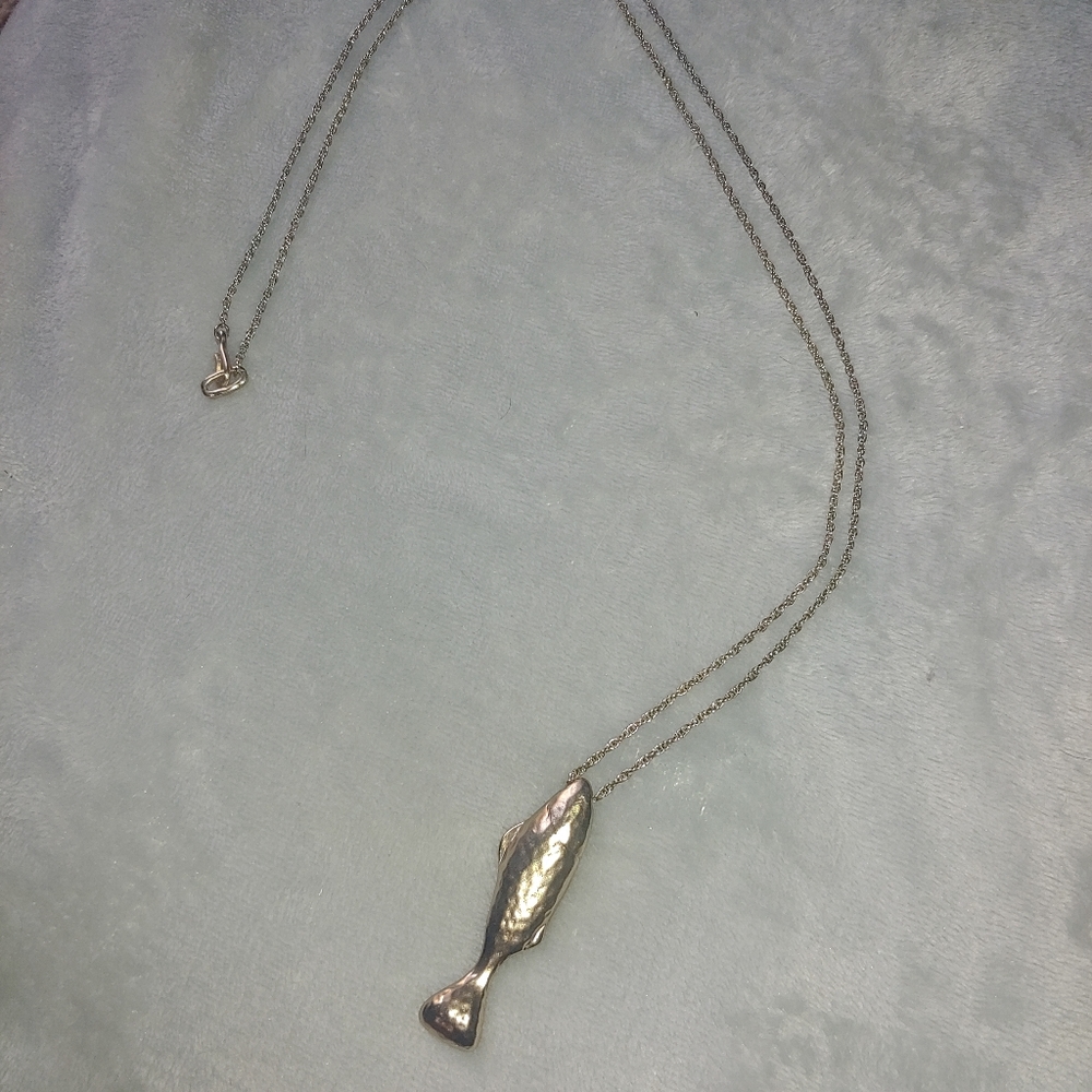 🍩 *Free with Purchase* Chico's Long Fish necklace